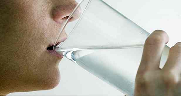 11 Benefici del bere acqua presto dopo il risveglio
