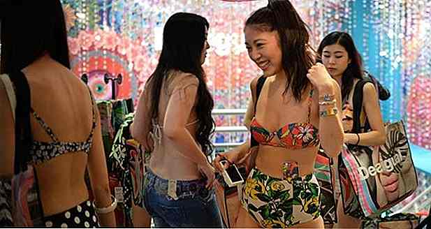 Japonais faire du shopping avec des maillots de bain